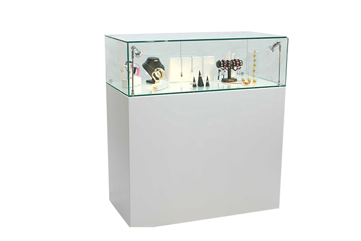 Read more about the article How to Find the Best Jewelry Display Showcase